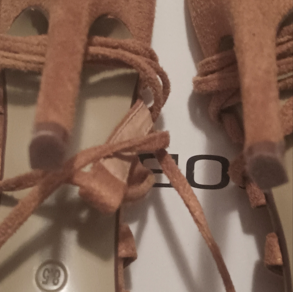 Cape Robbin Heels - Picture 7 of 10